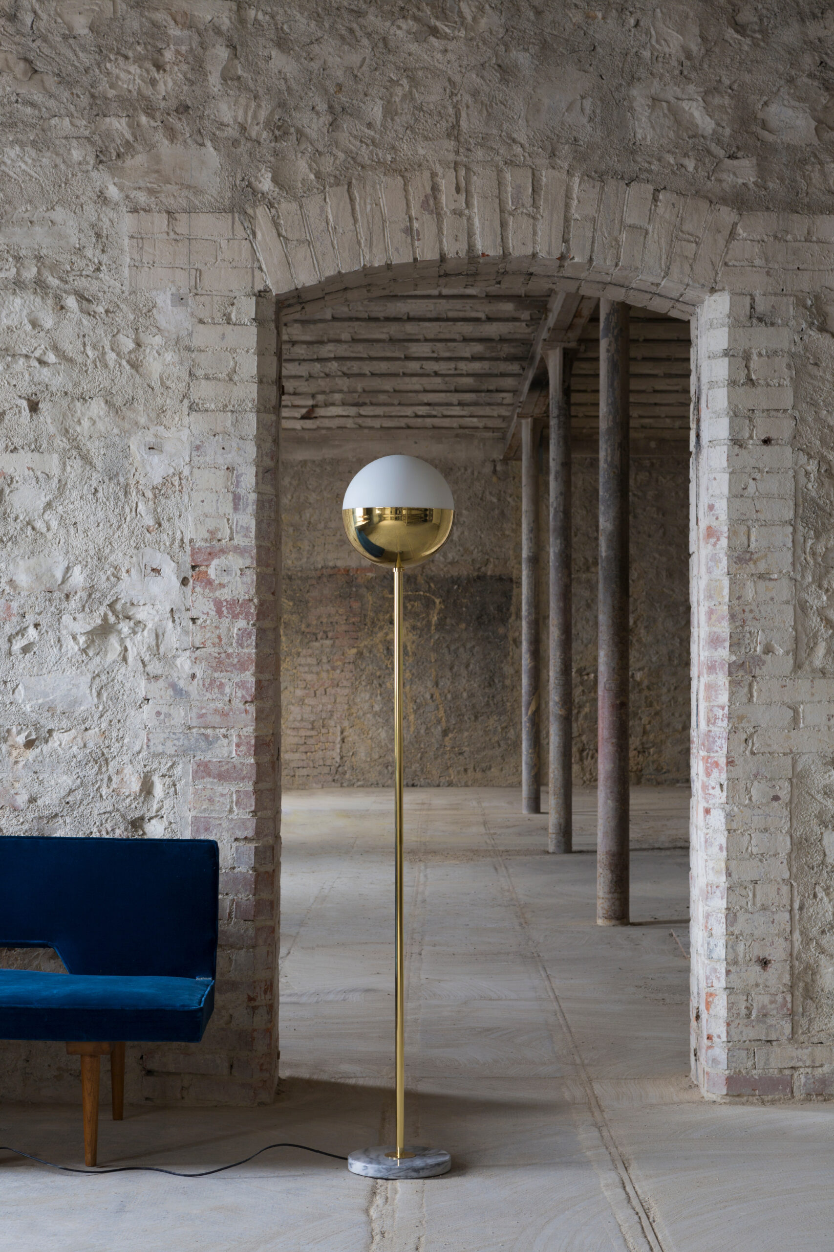 Floor lamp
01
