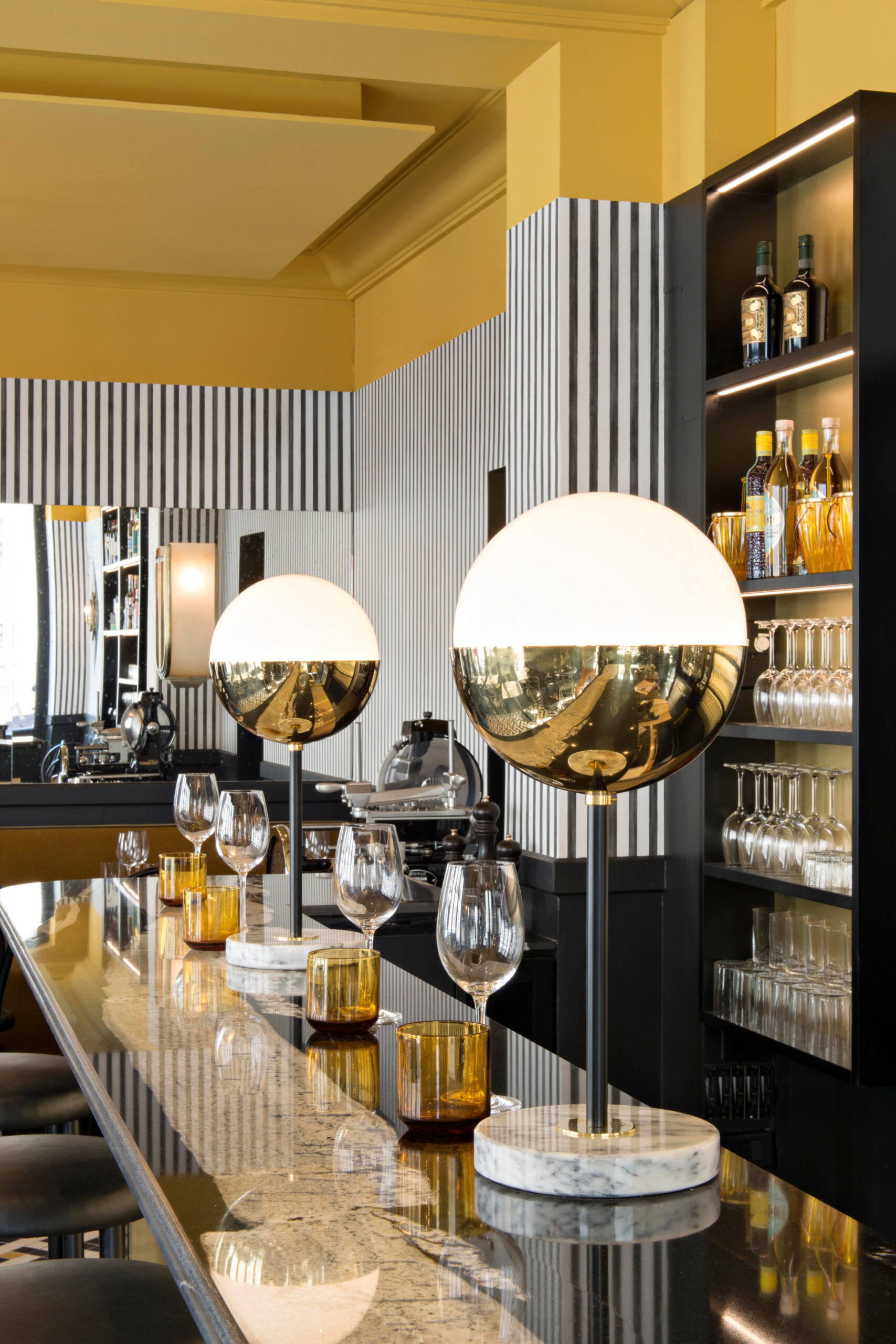 Lampe de table
01
